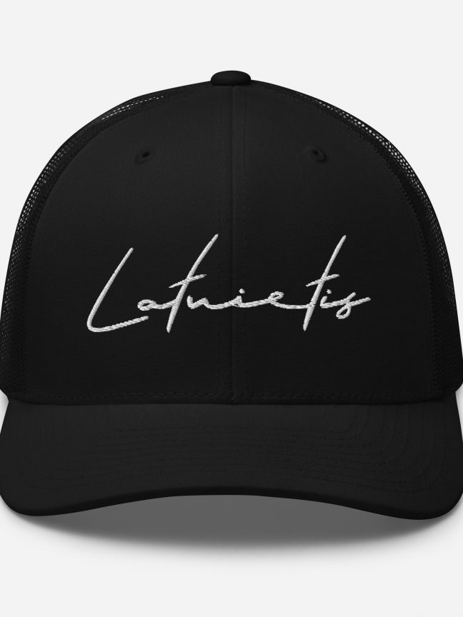 Cepure ar nagu un izšūtu uzrakstu Latvietis (dažādās krāsās)