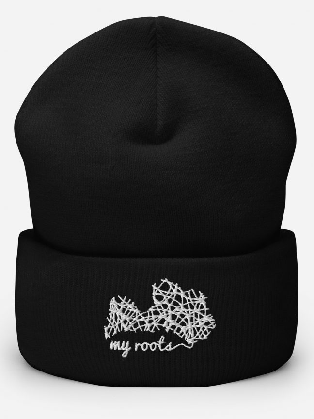 Cepure ar izšūtu latvijas karti un uzrakstu ‘My Roots / LAT: Manas saknes'